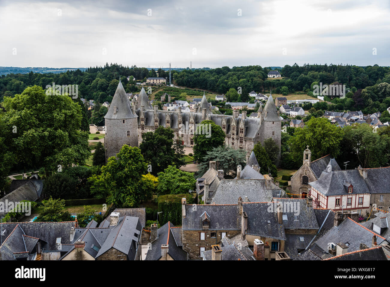 Vue aérienne de la ville médiévale de Josselin avec le château situé dans le département de Bretagne Banque D'Images