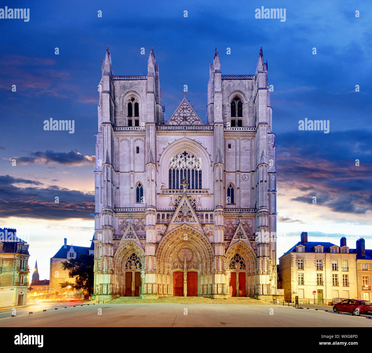 Vue de nuit sur la cathédrale saint Pierre dans la ville de Nantes en France Banque D'Images