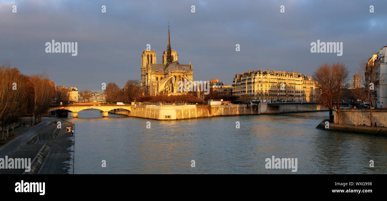 Notre Dame au lever du soleil - Paris, France Banque D'Images