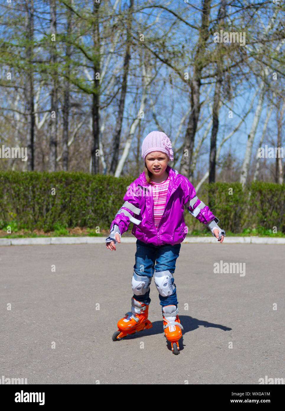 Petite Belle Fille Sur Patins à Roulettes Dans Un Casque Et