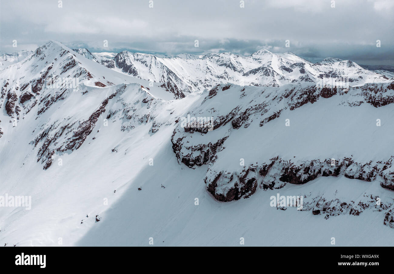Risque élevé d'avalanches après une fin-dans-le-saison tempête de neige Banque D'Images