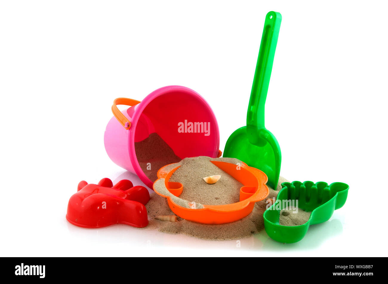 L'amusement à la plage avec des jouets colorés Banque D'Images