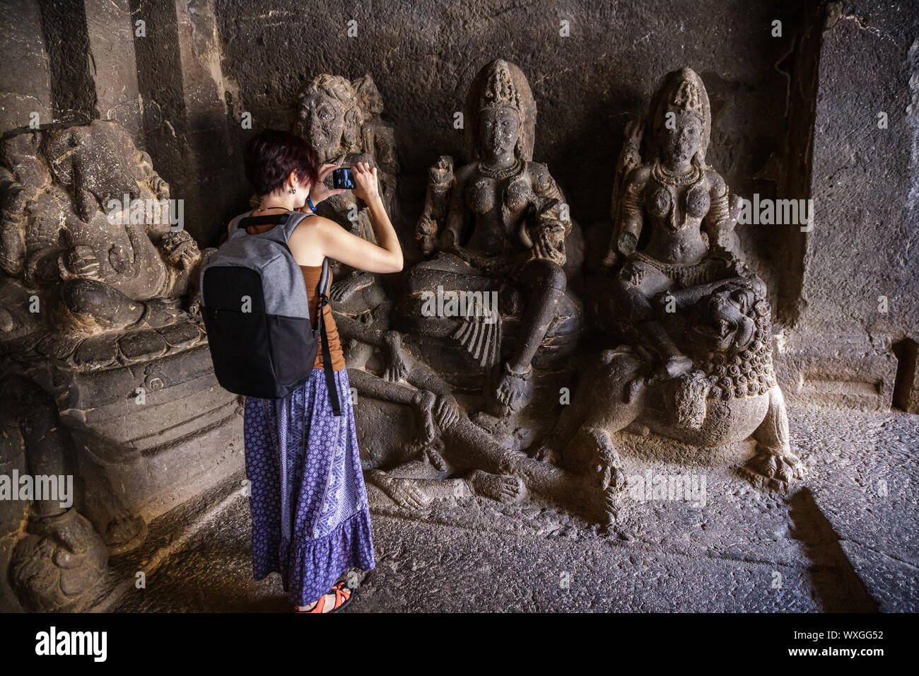Le tournage d'un touristiques fille photo sur un smartphone tout en marchant dans un temple complexe. Kailash Temple à Amritsar.L'Inde Banque D'Images