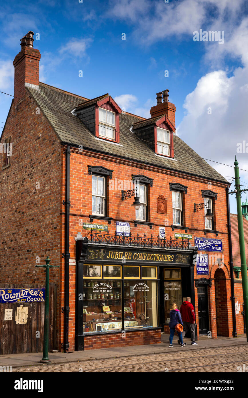 UK, County Durham, Beamish, musée, ville, les visiteurs à l'extérieur de Jubilé pâtisserie Banque D'Images