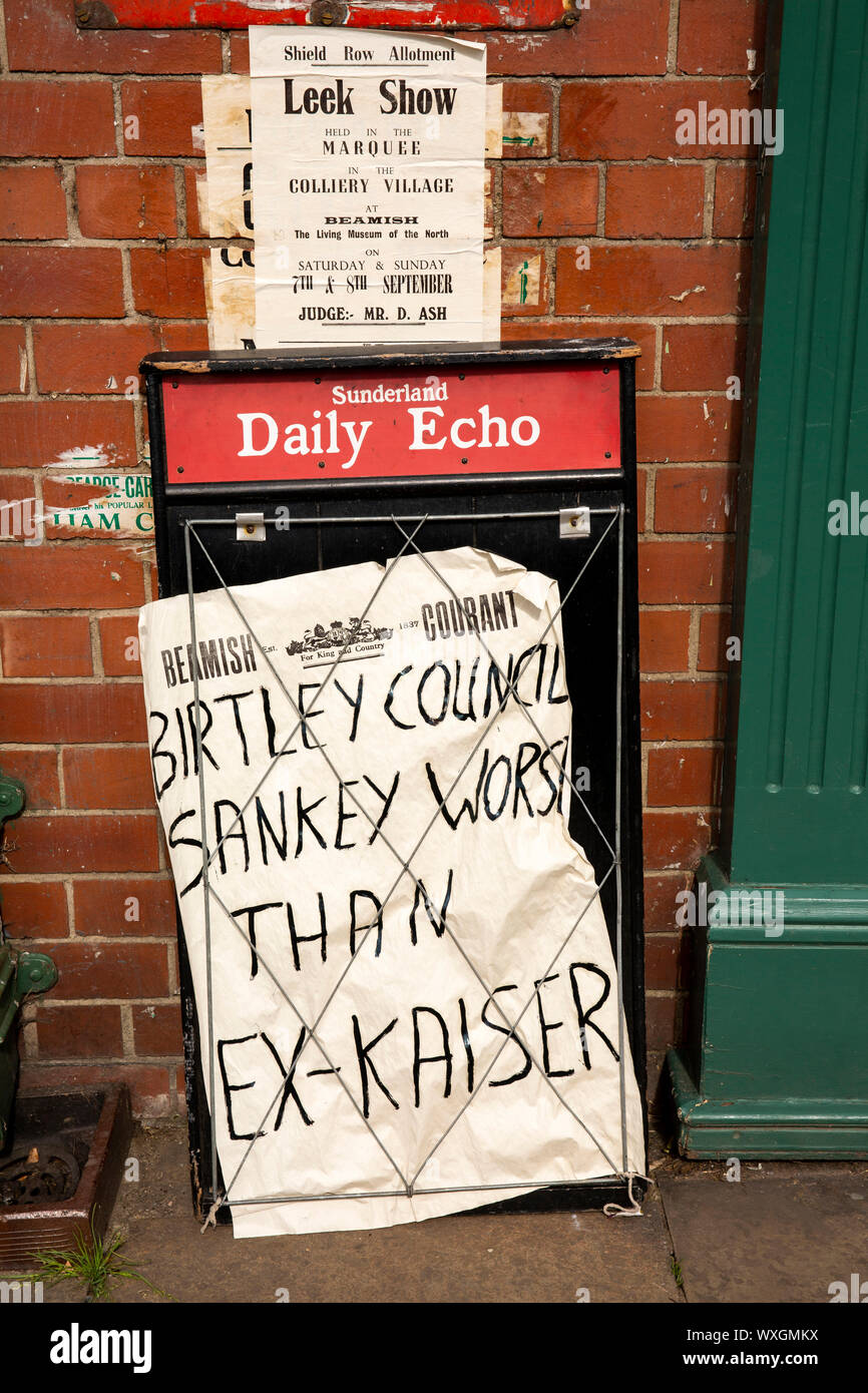UK, County Durham, Beamish, musée, ville, rue Principale, Sunderland Daily Echo manchette bord Banque D'Images
