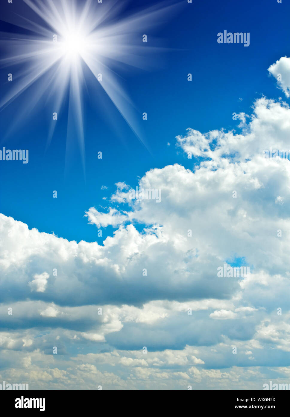 Ciel nuageux Ciel bleu avec soleil Banque D'Images