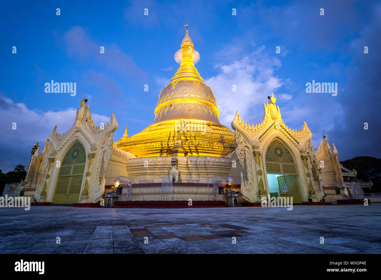 La Pagode Maha Wizaya au crépuscule - Yangon, Myanmar / Birmanie Banque D'Images