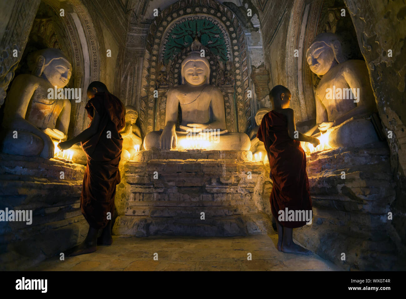 Deux moines novices en priant à l'intérieur du temple de Bagan, Myanmar Banque D'Images