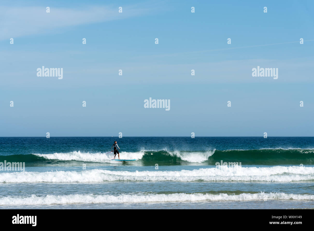 Toulinguet Plage, Fnistere / France - 23 août 2019 : SUP paddleboard surf sur la côte ouest de la Bretagne en France au Toulinguet Beach près de Camaret Banque D'Images