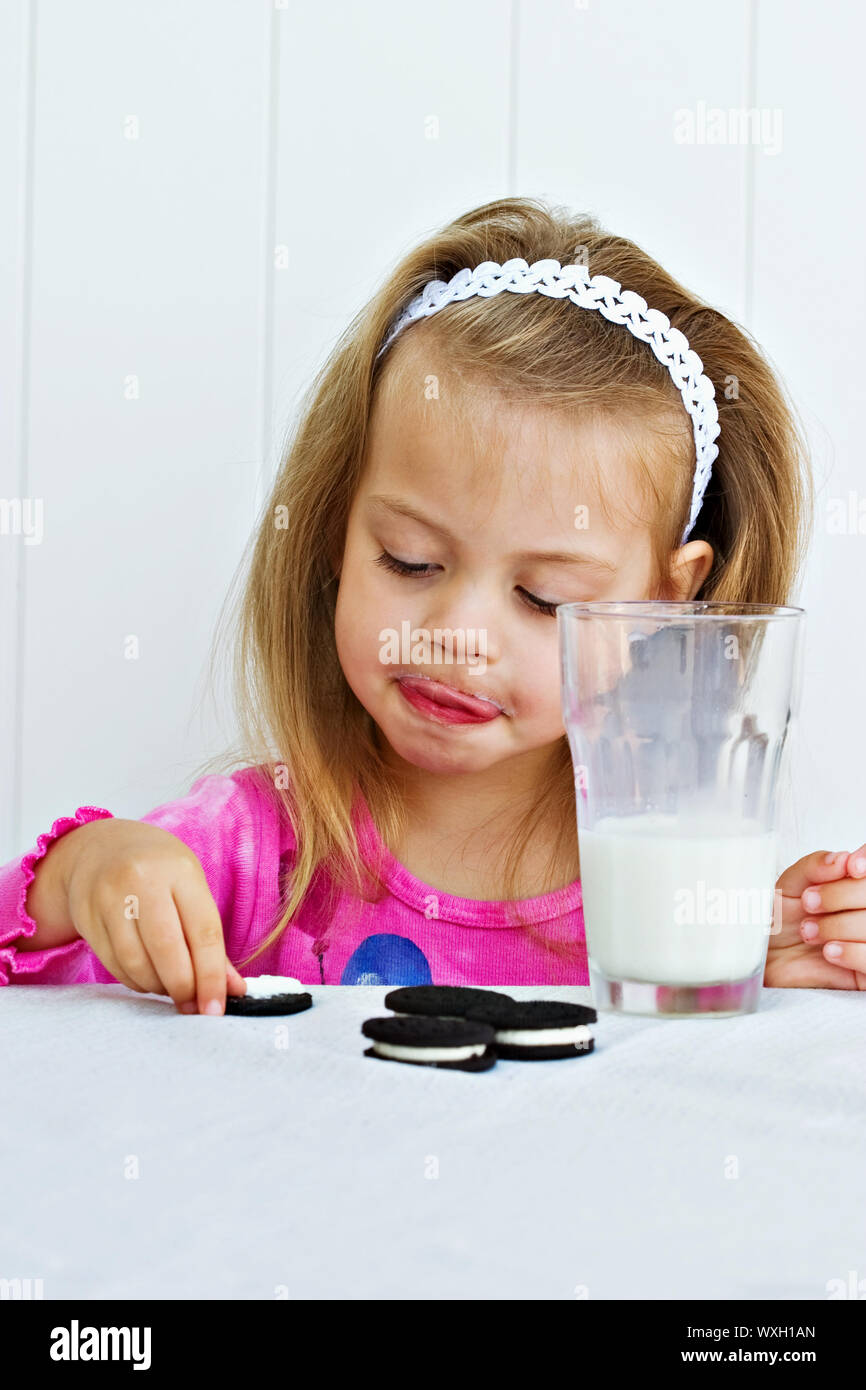 Enfant de manger les Cookies Banque D'Images