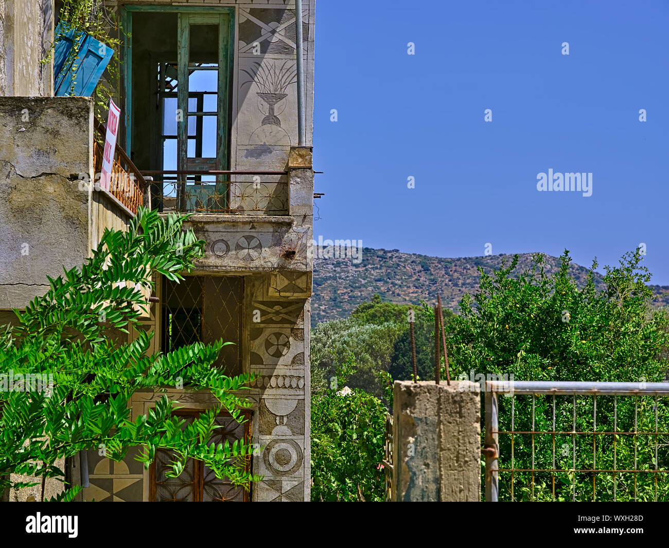 Bâtiment déserté abandonnée dans l'île de Chios village Pyrgi, Grèce. Banque D'Images