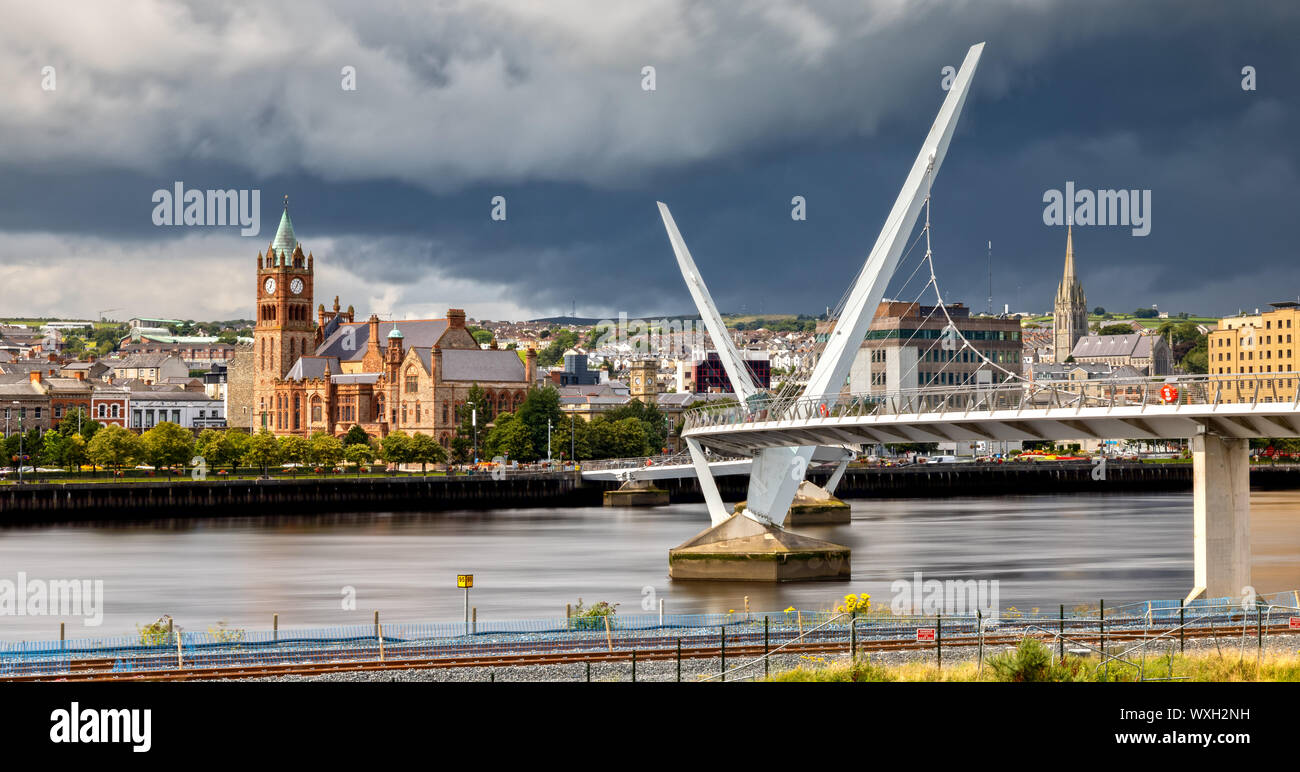 Le Pont de la paix et Guild Hall à Londonderry/Derry en Irlande du Nord Banque D'Images