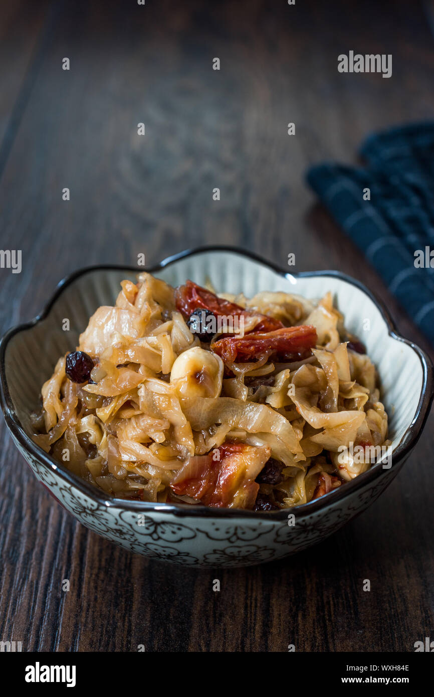 Salade de chou avec oignons caramélisés, les tomates séchées et les raisins de Corinthe. Aliments biologiques traditionnelles. Banque D'Images