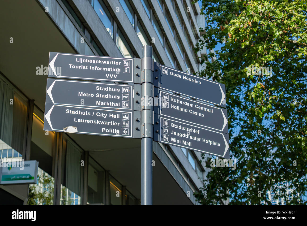Rotterdam, Pays-Bas. Le 27 juin 2019. Direction de la rue en face d'un bâtiment dans une journée ensoleillée au centre-ville. Vue en gros plan. Banque D'Images