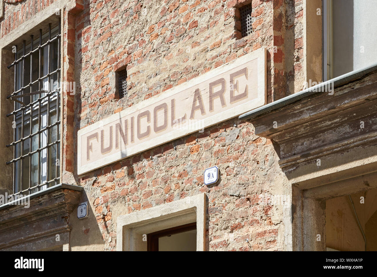 MONDOVI, ITALIE - 18 août 2016 : entrée de la station de funiculaire de signer en rouge dans un mur de briques journée ensoleillée à Mondovi, en Italie. Banque D'Images