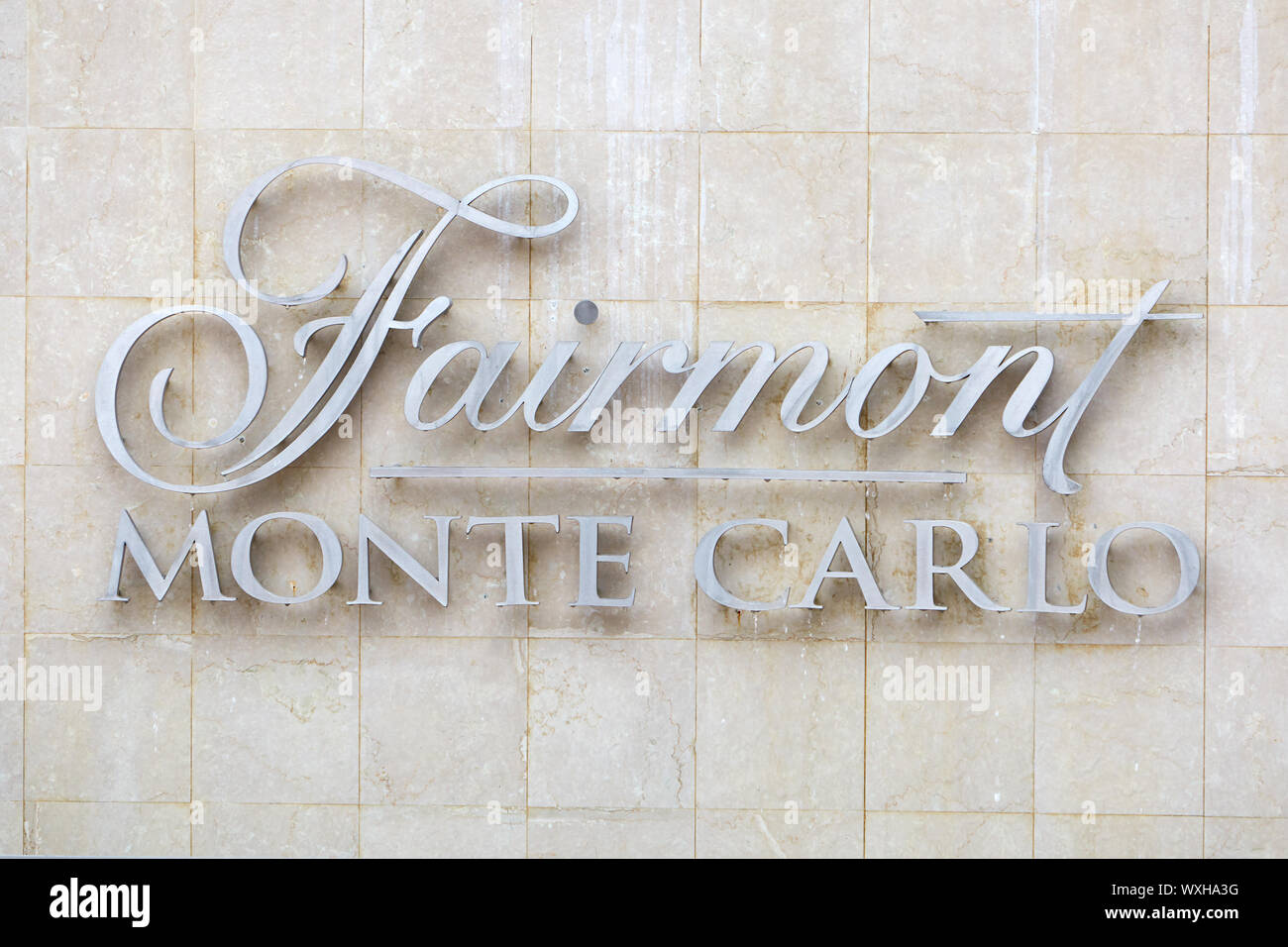 MONTE CARLO, MONACO - le 19 août 2016 : Fairmont hotel de luxe signe d'argent à l'été à Monte Carlo, Monaco. Banque D'Images