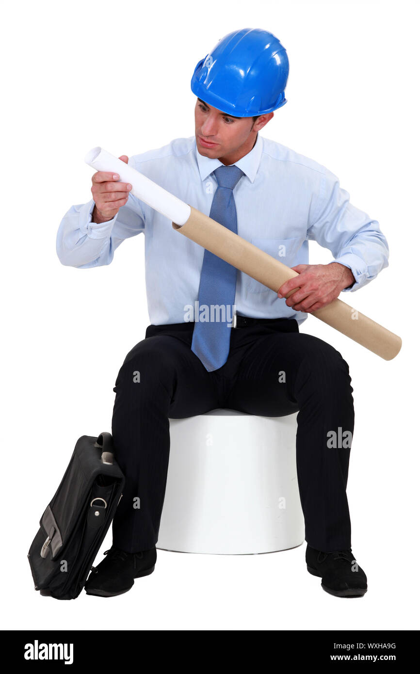 En tirant un ingénieur d'encombrement hors de son tube de protection Banque D'Images