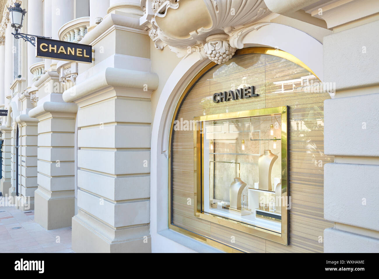 MONTE CARLO, MONACO - le 21 août 2016 : Chanel Mode et bijoux boutique de luxe fenêtre vide à Monte Carlo, Monaco. Banque D'Images