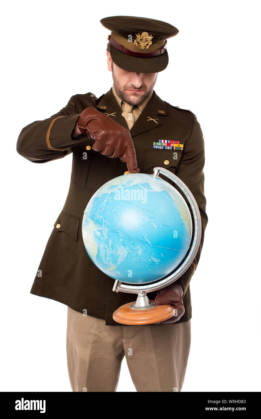 Officier militaire holding globe map Banque D'Images