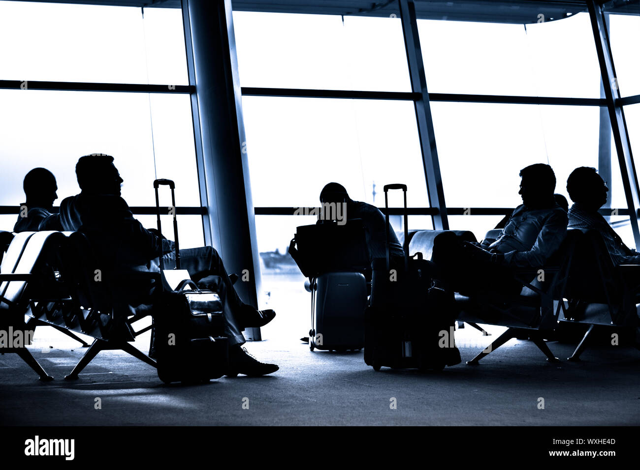 Les personnes voyageant sur des silhouettes de l'aéroport Banque D'Images