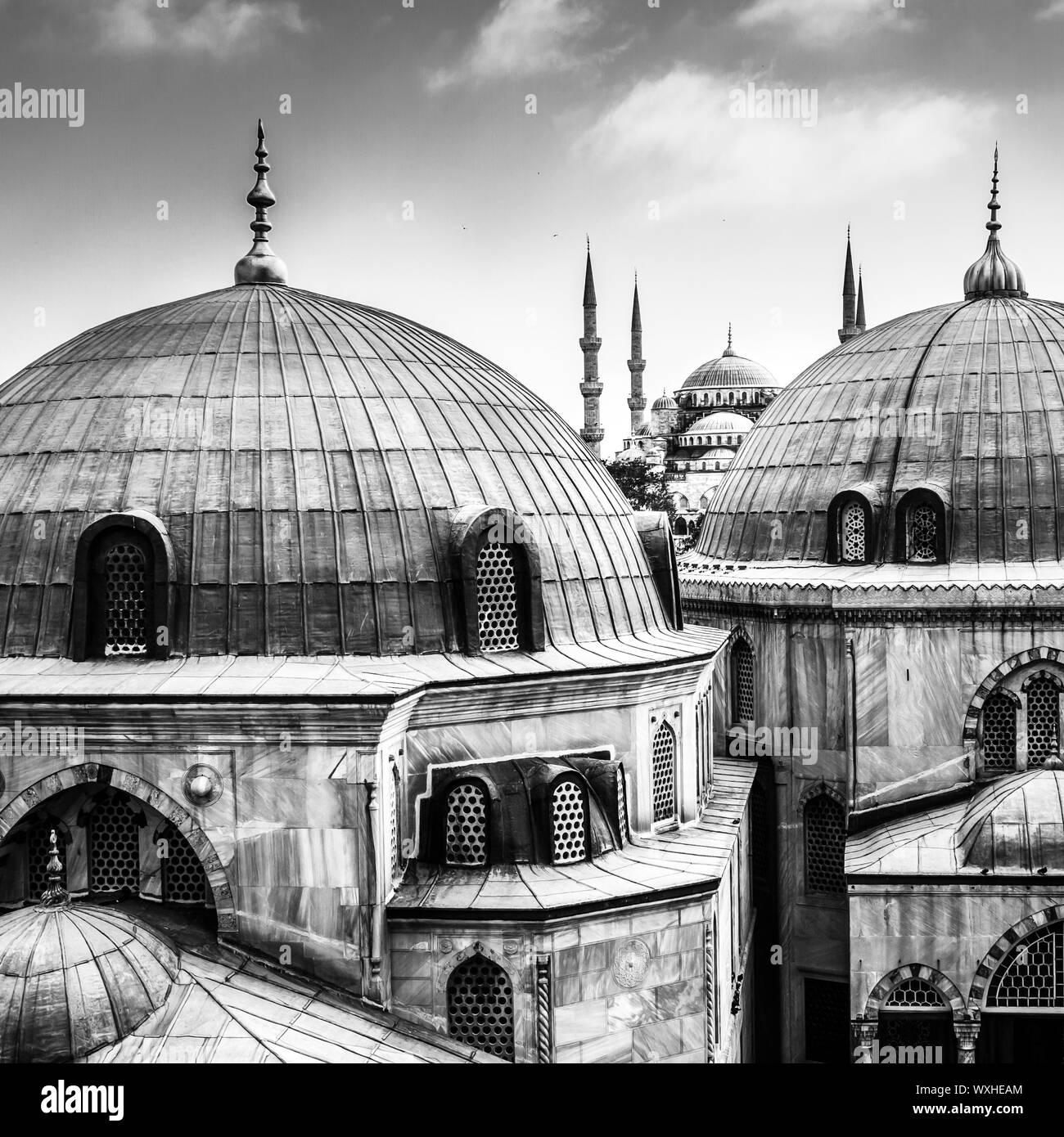 Mosquée bleue ou Mosquée Sultan Ahmed vue à travers la fenêtre de l'Hagia Sophia, ancienne basilique patriarcale orthodoxe (église), plus tard, une mosquée, et maintenant un Banque D'Images