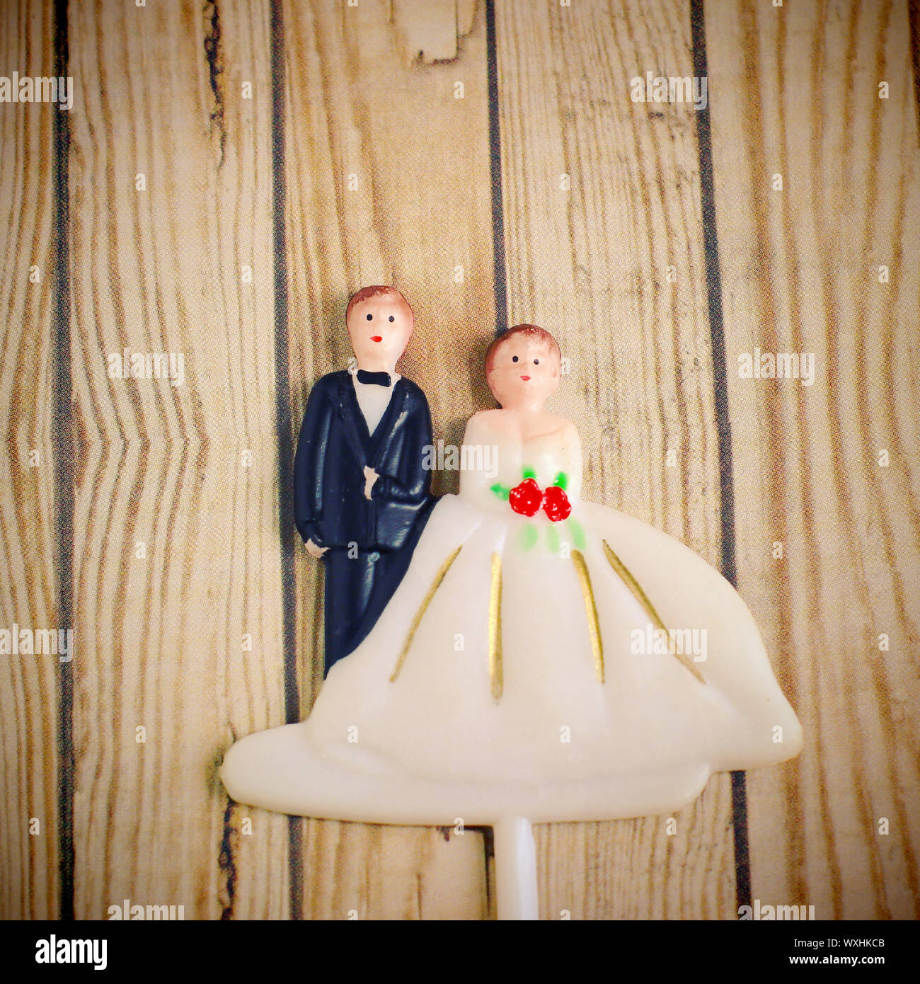 Les mariés mariage couple poupée avec effet filtre rétro Photo Stock - Alamy