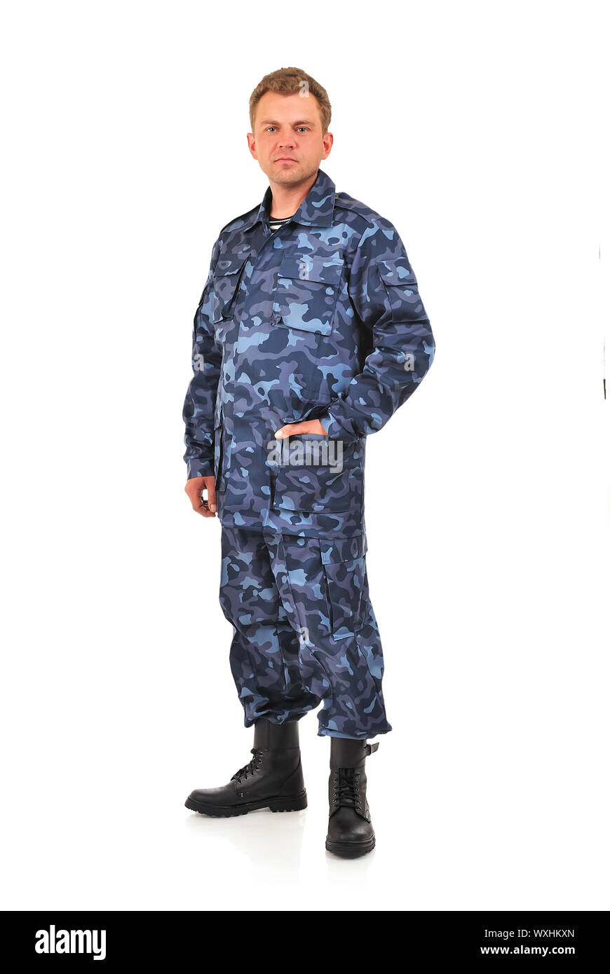 L'homme en vêtement de camouflage bleu sur fond blanc Photo Stock - Alamy