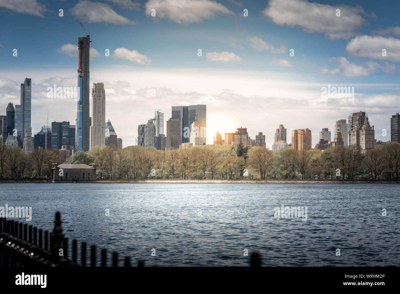Une photo de Central Park lors d'une belle journée ensoleillée, avec des buidlings reflétant dans l'eau d'un lac. La ville de New York, United States Banque D'Images Une photo de Central Park lors d'une belle journée ensoleillée, avec des buidlings reflétant dans l'eau d'un lac. La ville de New York, United States Banque D'Images