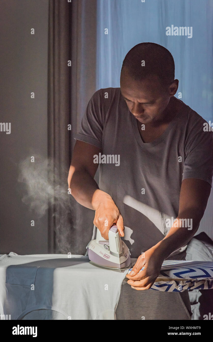 L'homme français avec de la vapeur de repassage Banque D'Images