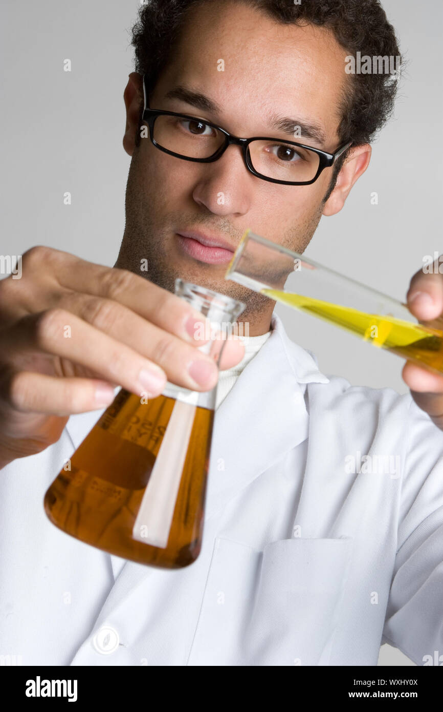 L'homme faisant l'expérience chimique Sciences Banque D'Images