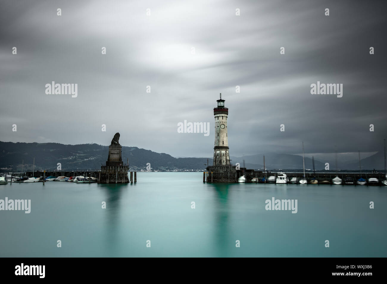 Phare et l'entrée du port, le lac de Constance, Lindau, Bavière, Allemagne Banque D'Images