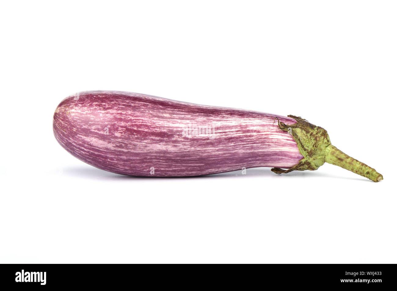 Graffiti aubergine isolated over white background. La peau extérieure est rayé violette avec du blanc ivoire. Close up. Copier l'espace. Banque D'Images