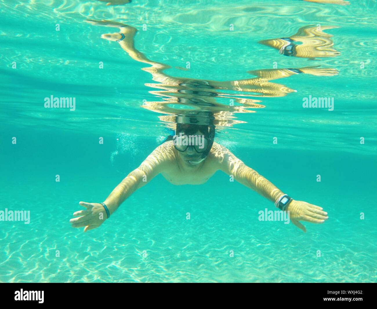 Man swimming underwater in ocean, Minorque, Espagne Banque D'Images