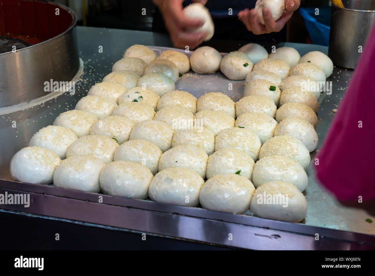 Taichung, Taiwan : le chinois traditionnel / snack-taïwanais appelé Hu Jiao Bing ou de porc Poivre pains. Rempli de petits pains avec du porc dans un four Style Tandoori Banque D'Images