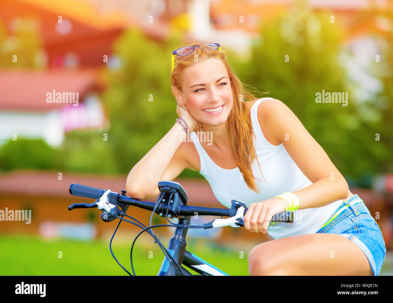 Heureux femme voyageant à bicyclette le long de l'Europe, mode de vie actif, bénéficiant d'équitation sur pushbike, été aventures, voyages et tourisme concept Banque D'Images