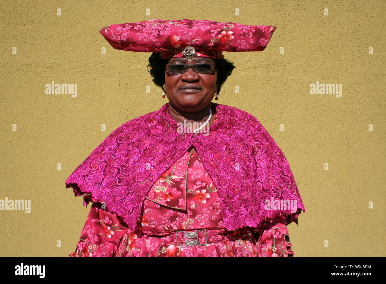 Herero femme portant un costume traditionnel 'Ohorokova Otjikaiva' et 'coiffure' , Katutura, Windhoek, Namibie Banque D'Images