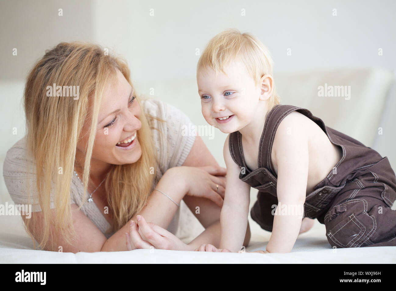 Mère avec son enfant Banque D'Images