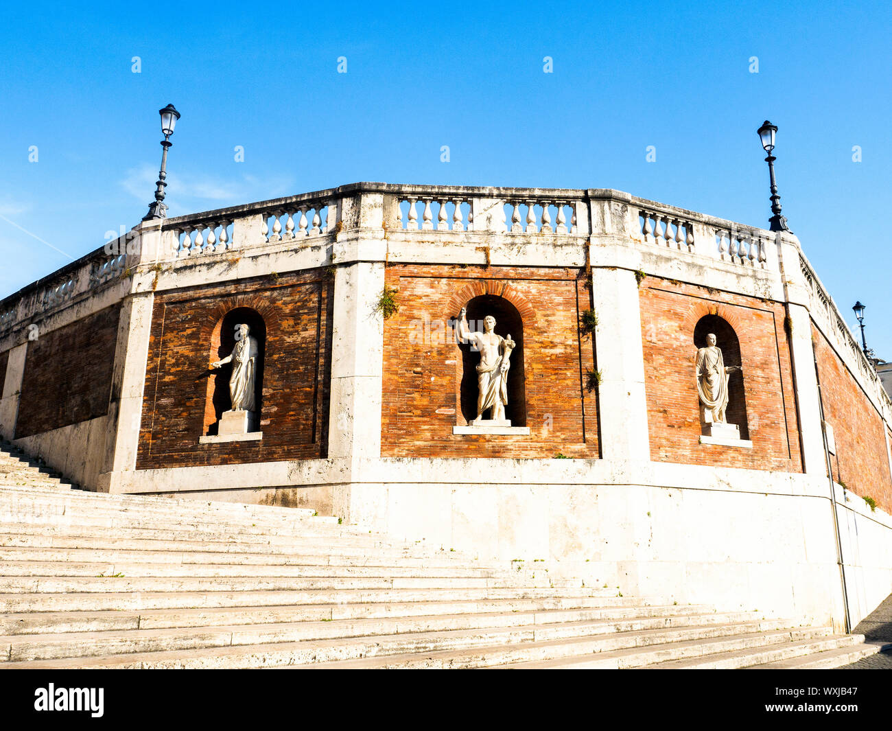 Escaliers et murs de la terrasse dans la colline Quirinal - Rome, Italie Banque D'Images