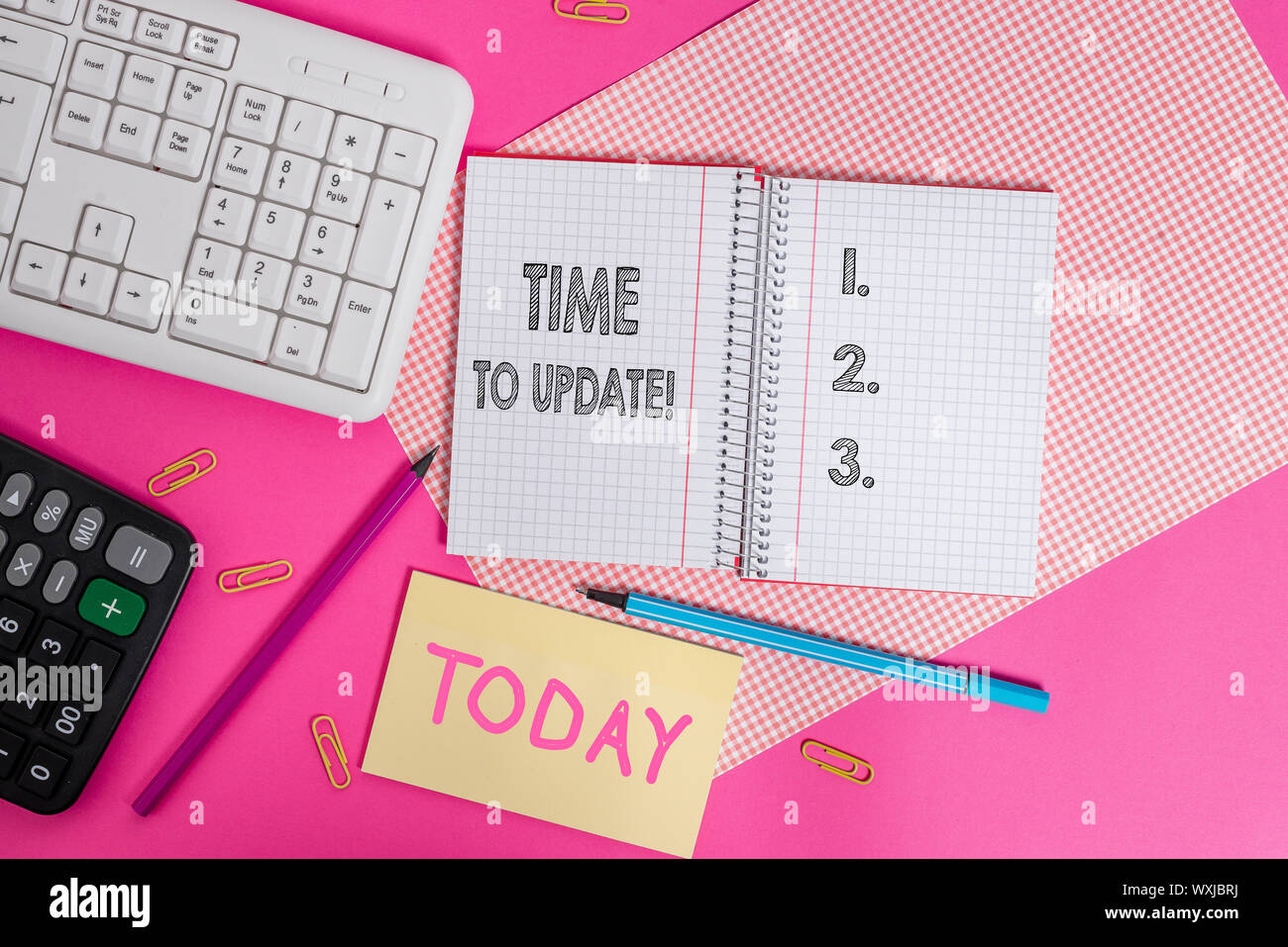 Notez par écrit indiquant le temps de mise à jour. Concept d'affaires pour ce bon moment pour faire quelque chose de plus l'écriture moderne et équipements animaux ordinateur place Banque D'Images