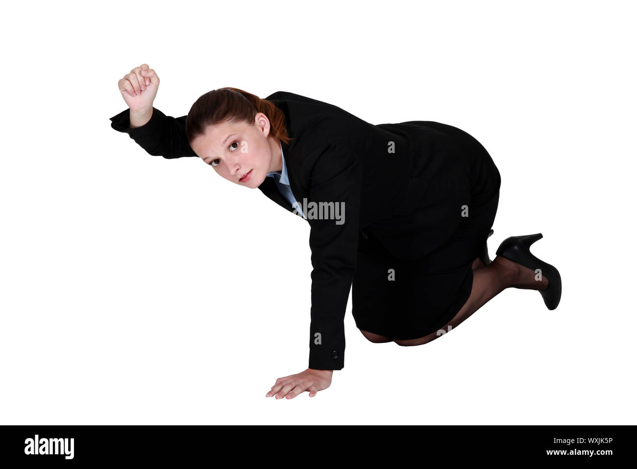 Businesswoman à genoux sur le sol et son poing Banque D'Images