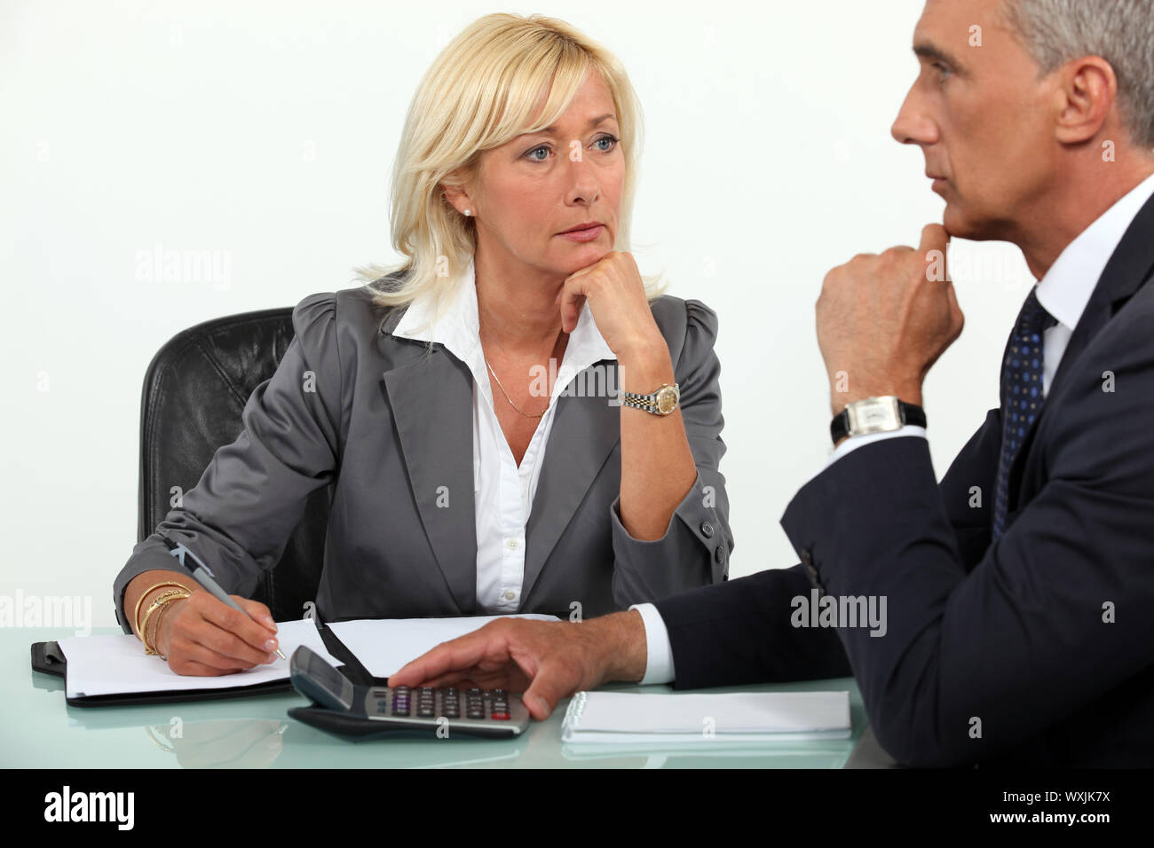 Couple d'âge mûr à un bureau Banque D'Images
