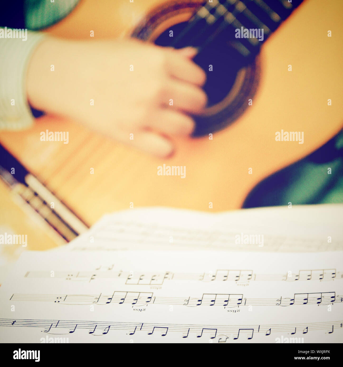 Musicien jouant de la guitare classique avec des cordes de musique rétro, effet de filtre Banque D'Images