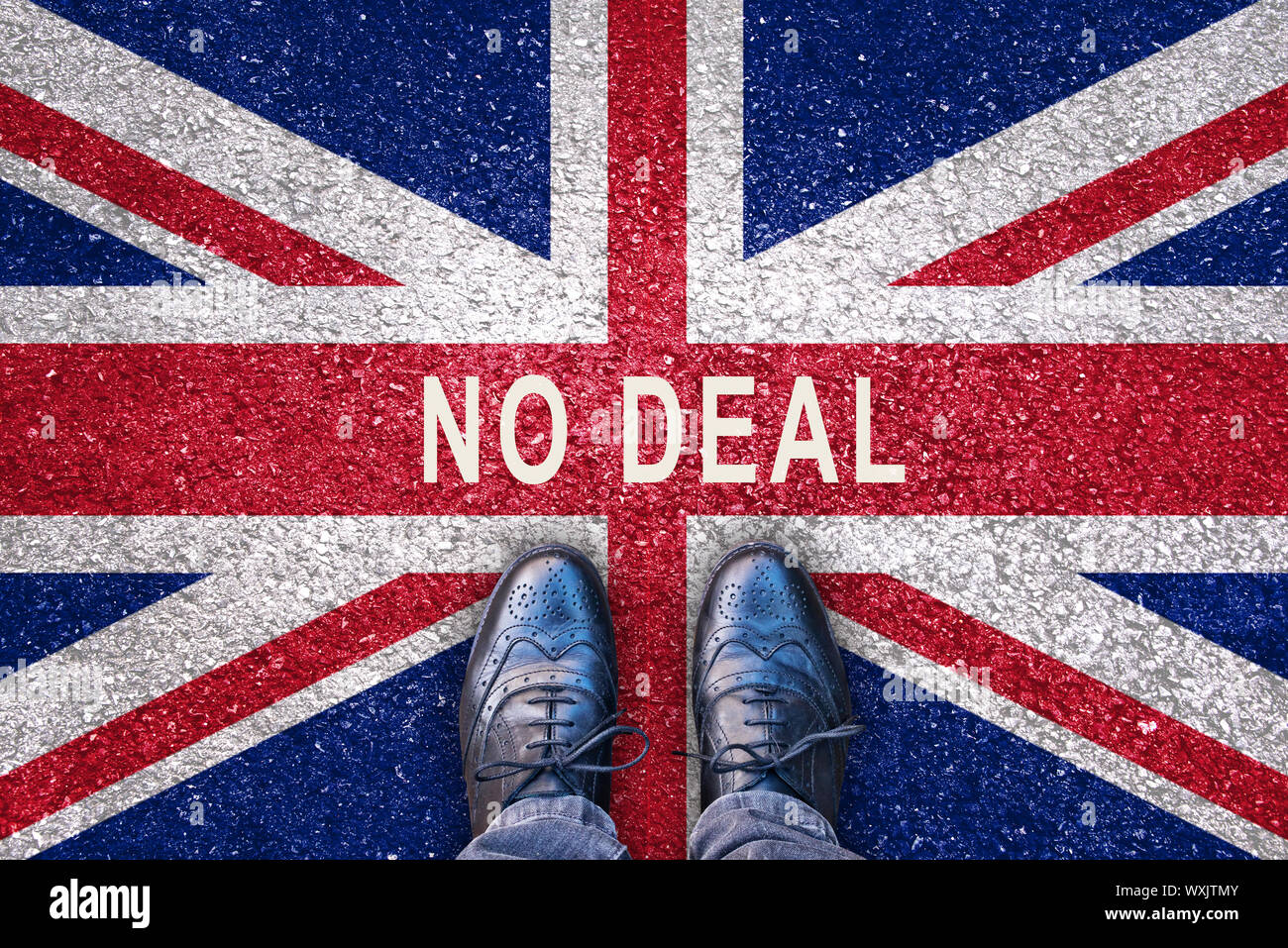 Concept Brexit, pas d'accord sur un drapeau du Royaume-Uni sur la route d'asphalte avec des jambes Banque D'Images