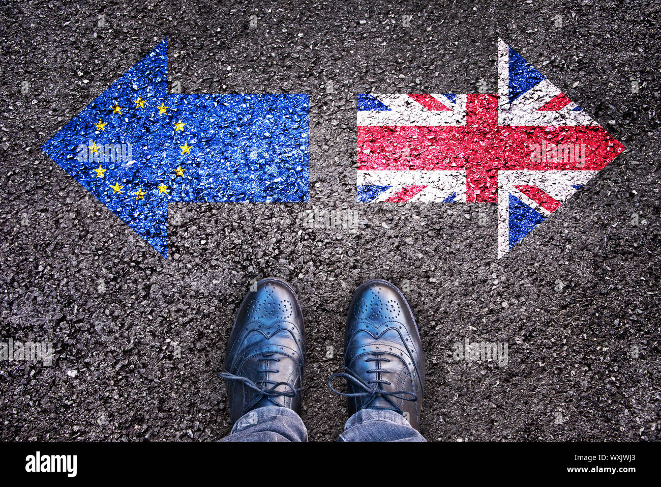 Brexit, les drapeaux du Royaume-Uni et l'Union européenne, sur la route d'asphalte avec des jambes Banque D'Images