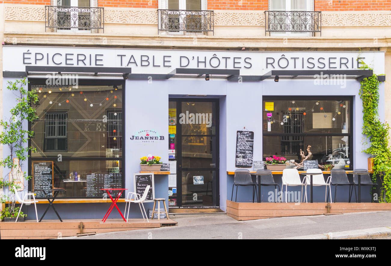PARIS, FRANCE - 02 octobre 2018 : l'un des nombreux cafés et bistrots à Paris. Banque D'Images