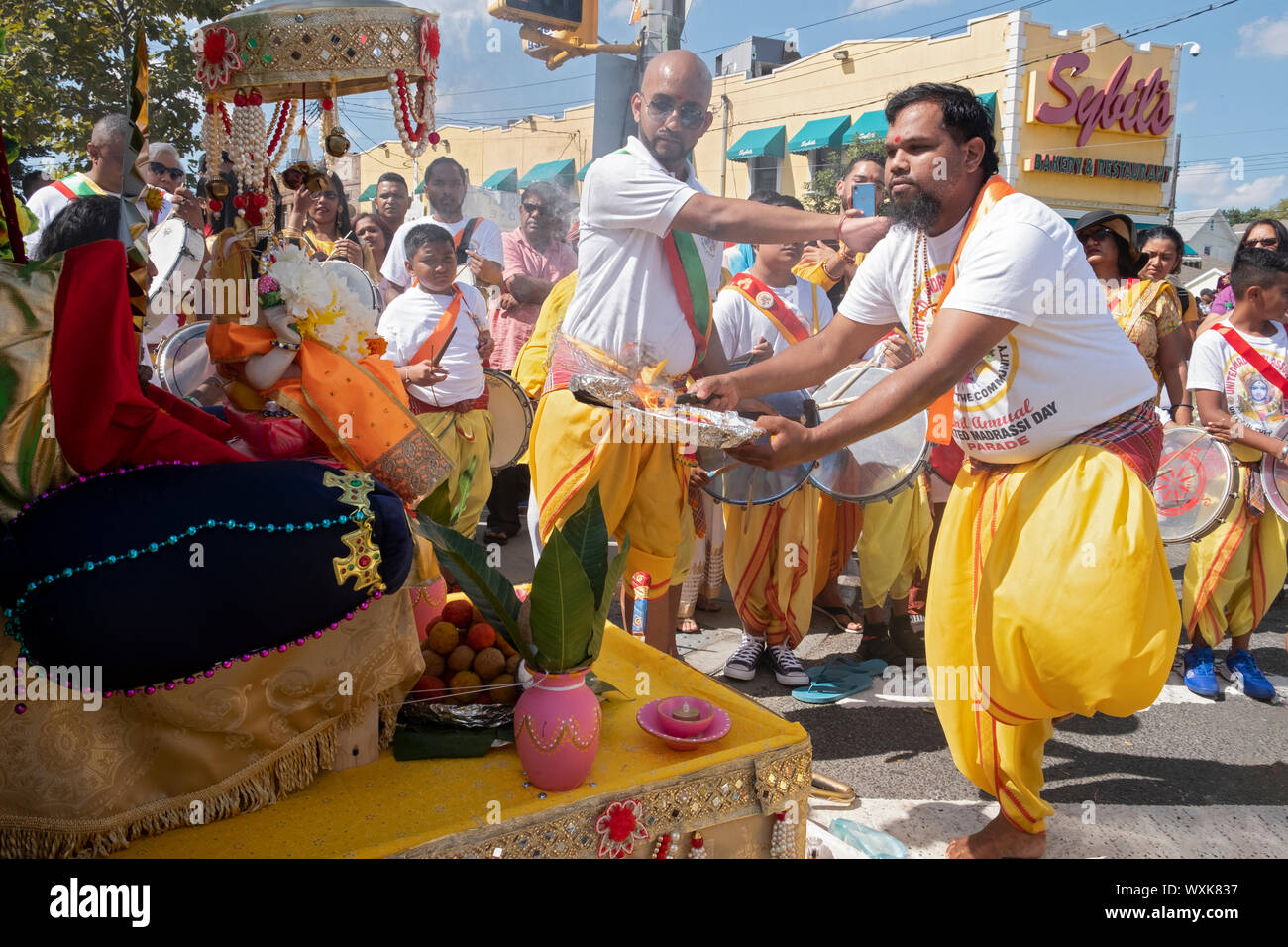 Au début de la Parade de Madrassi pour l'unité dans la communauté, un Hindou pieux homme debout sur une jambe prie & n'arti à la statue de Ganesh. Banque D'Images