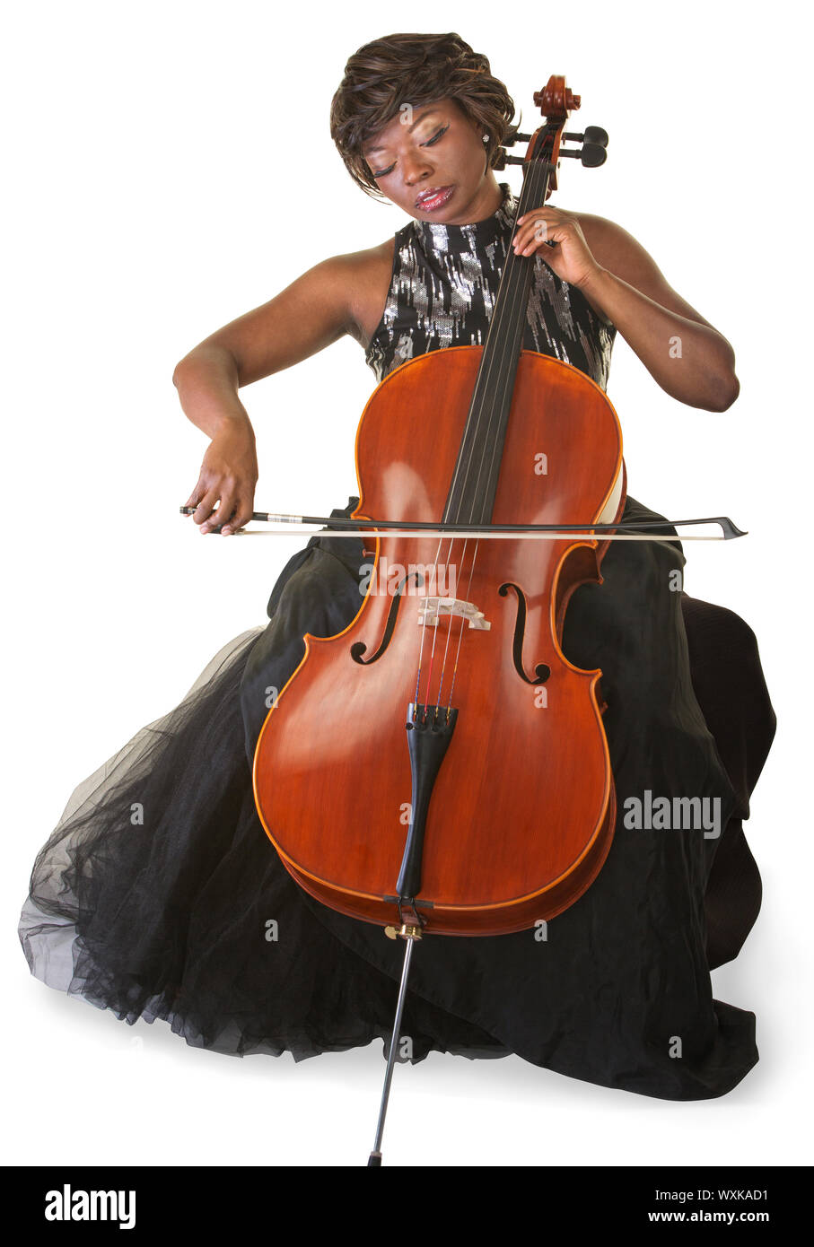 Jolie femme jouant avec un violoncelle sur fond blanc Banque D'Images