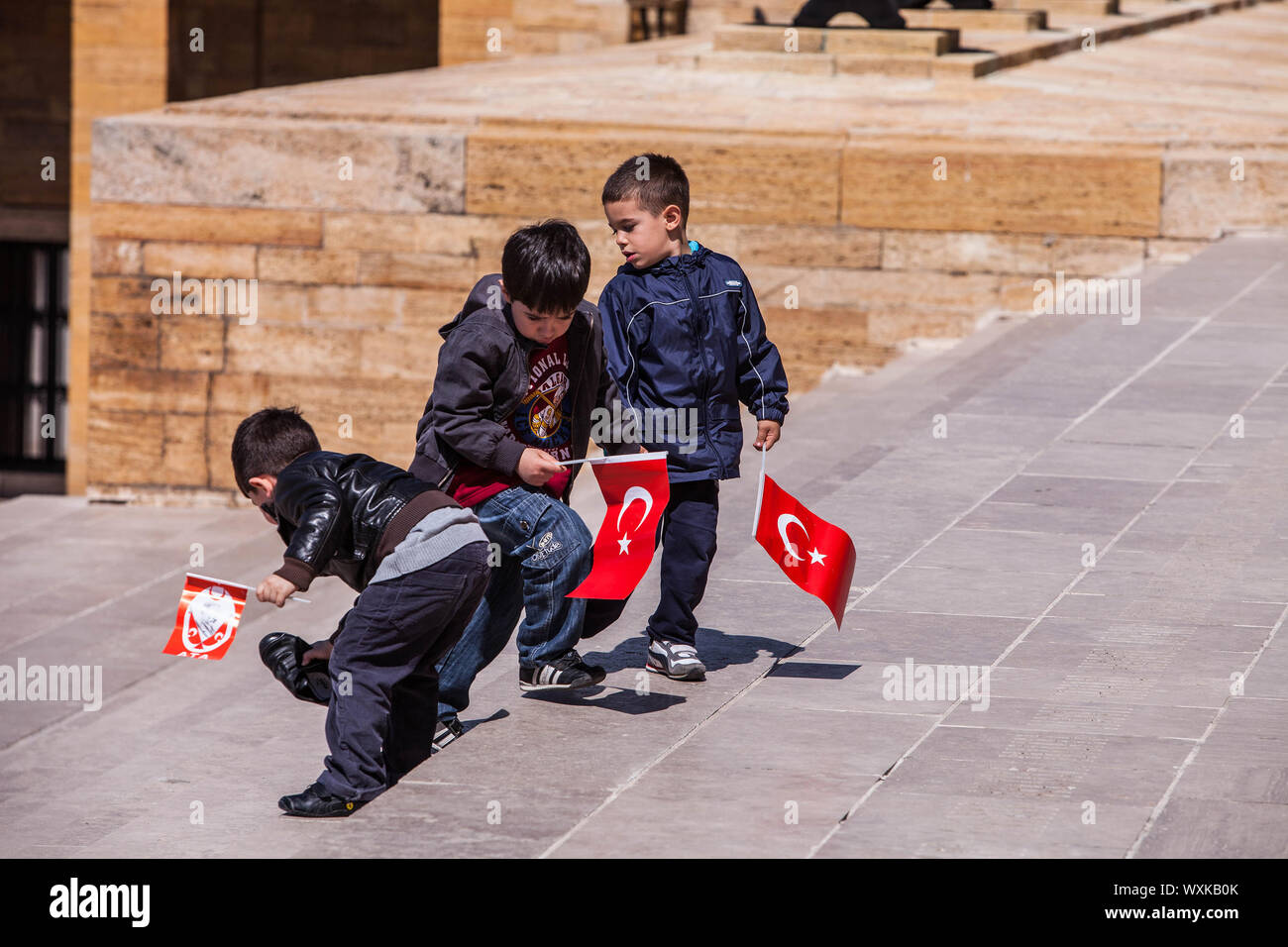 ANKARA, TURQUIE - 16 avril : Trois garçons non identifiés se préparent à l'honneur Mustafa Kemal Atatürk, le leader de la guerre d'indépendance turque le 15 avril Banque D'Images