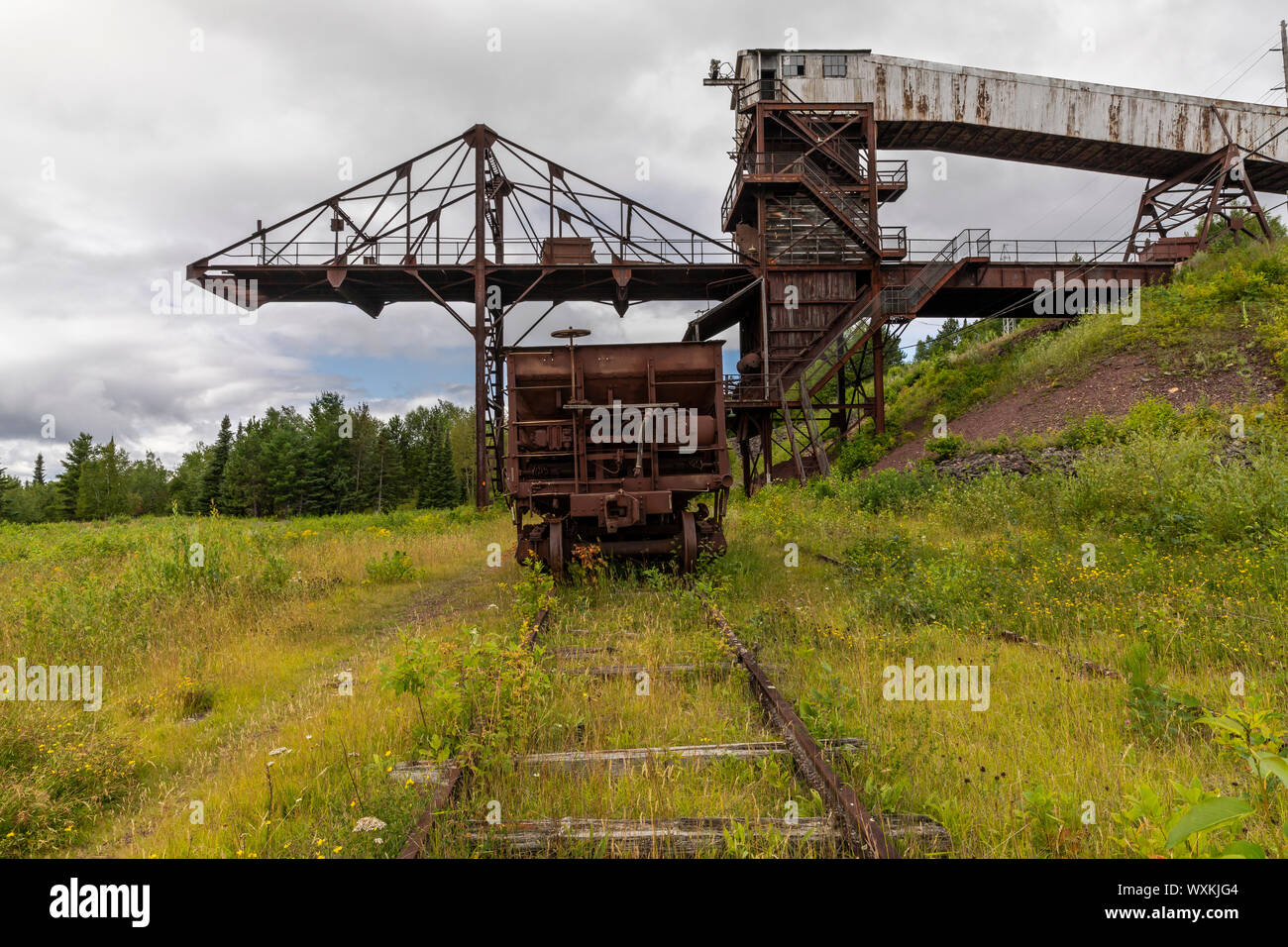 Ancienne mine de minerai de fer à la retraite avec des wagons-trémies de fer Banque D'Images