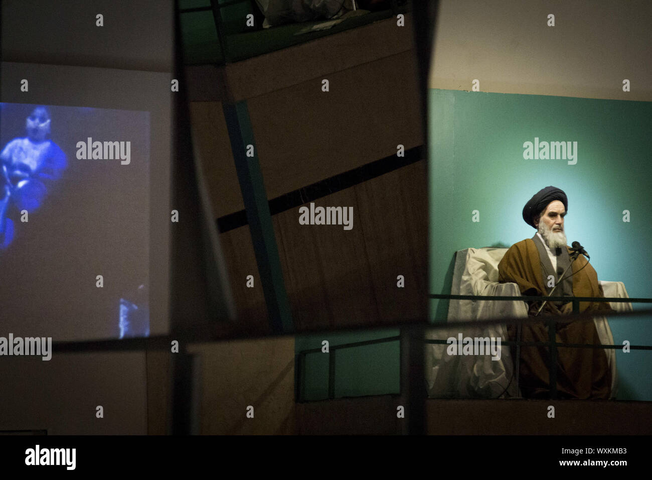 16 septembre 2019, Téhéran, Iran : Statue de Rouhollah Khomeini, ancien chef suprême de l'Iran est vu à la défense Saint Museum (Musée de la guerre) dans la capitale Téhéran. Le musée présente des éléments de la guerre Iran-Irak 1980-1988 qui a été la plus longue guerre conventionnelle de 20e siècle et a été officiellement lancé le 22 septembre 1980, lorsque les forces armées iraquiennes ont envahi l'ouest de l'Iran et s'est terminé le 20 août 1988, lorsque la République islamique d'Iran a accepté la résolution de cessez-le-feu des Nations Unies 598. Huit années de guerre avec l'Irak est connue comme la Sainte défense nationale en Iran. (Crédit Image : © Rouzbeh Fouladi/Zuma sur le fil) Banque D'Images
